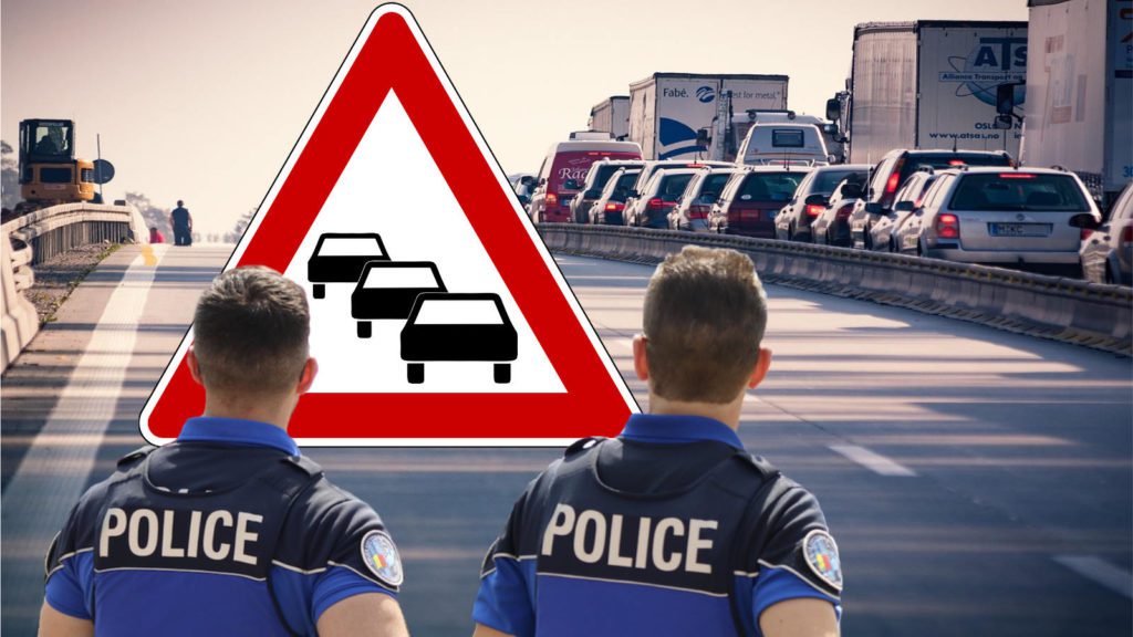 deux policiers observant le blocage des voitures d'embouteillage sur autoroute
